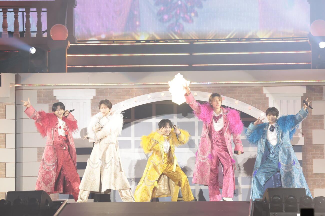 「EBiDAN THE LIVE 2026」でパフォーマンスするM！LK。左から曽野舜太、山中柔太朗、吉田仁人、佐野勇斗、塩﨑太智