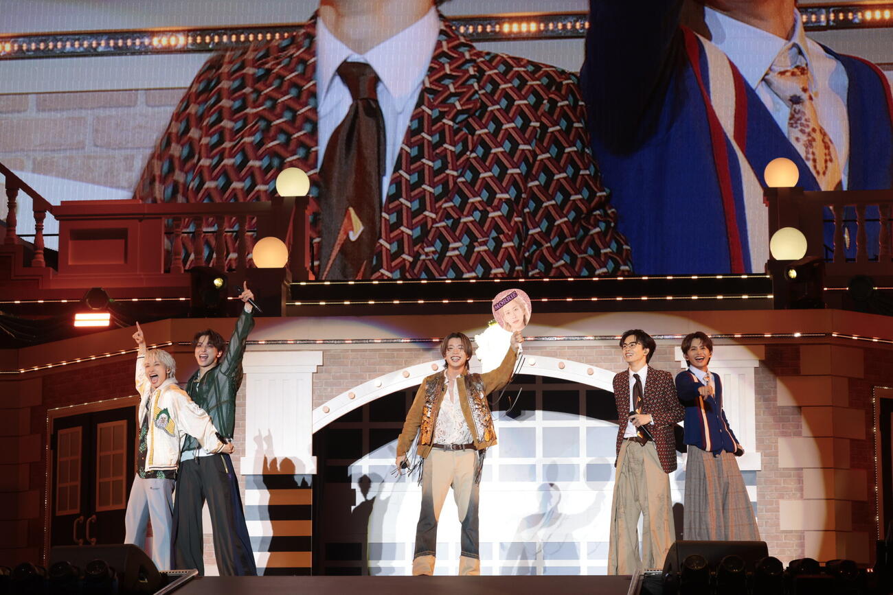 「EBiDAN THE LIVE 2026」でパフォーマンスする、左からFUMIYA、HAYATO、SHOOT、タクヤ、NAOYA