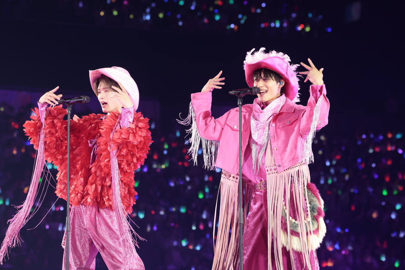 「EBiDAN THE LIVE 2026」でパフォーマンスする山中柔太朗（左）と髙松アロハ