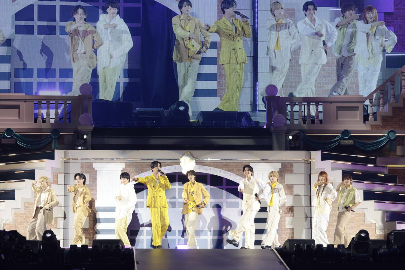 「EBiDAN THE LIVE 2026」でパフォーマンスする、左からユーキ、筒井俊旭、小泉光咲、池田彪馬、曽野舜太、高田彪我、飯島颯、柴崎楽、桜木雅哉