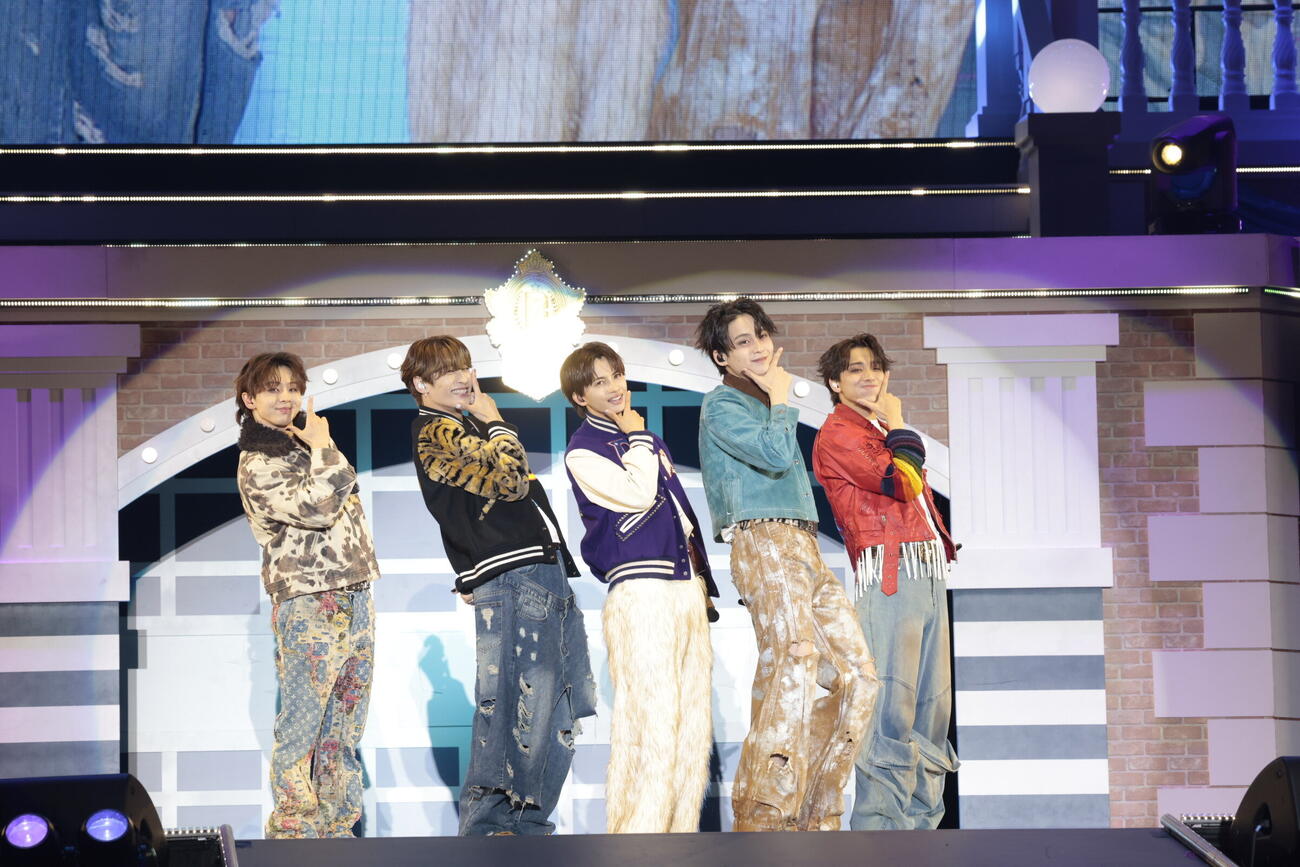 「EBiDAN THE LIVE 2026」でパフォーマンスするONE N’　ONLY。左からEIKU、TETTA、NAOYA、REI、HAYATO