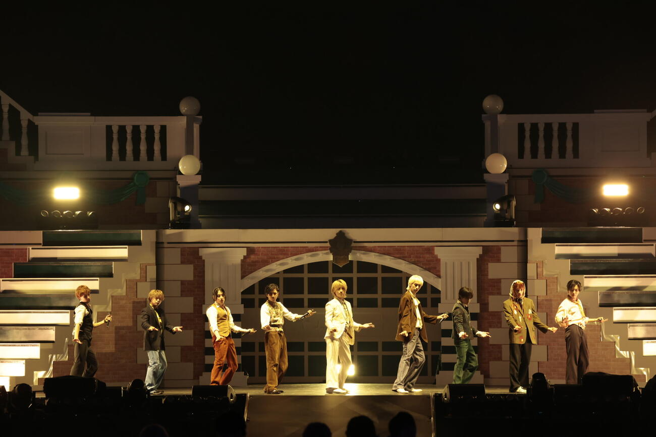 「EBiDAN THE LIVE 2026」でパフォーマンスするSUPER★DRAGON。左からジャン海渡、志村玲於、松村和哉、田中洸希、飯島颯、古川毅、伊藤壮吾、柴崎楽、池田彪馬