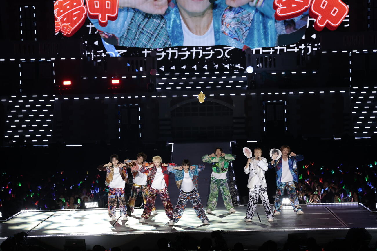 「EBiDAN THE LIVE 2026」でパフォーマンスする超特急。左からマサヒロ、ハル、ユーキ、アロハ、タクヤ、タカシ、カイ