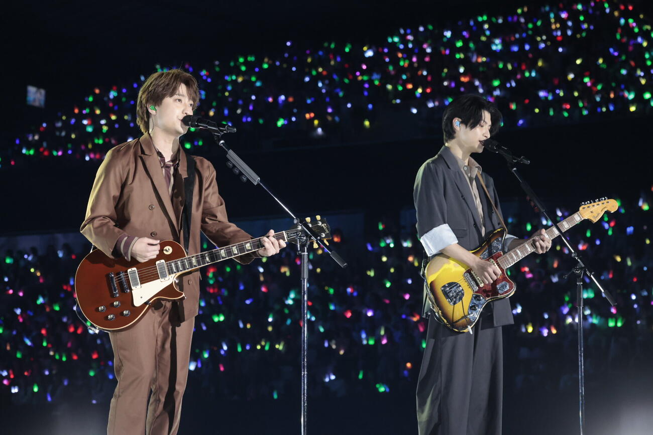 「EBiDAN THE LIVE 2026」で歌唱するSakurashimejiの田中雅久（左）と高田彪我