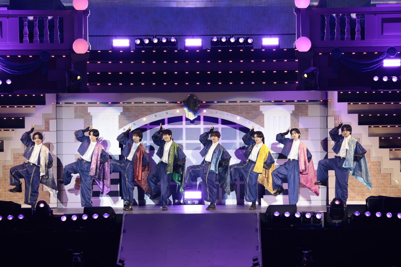 「EBiDAN THE LIVE 2026」でパフォーマンスするiiONDO。左から堀蒼寿、守本勝倶、三戸琳仁、畑駿平、三村航輝、宮本琉成、髙橋夢人、大野遥斗