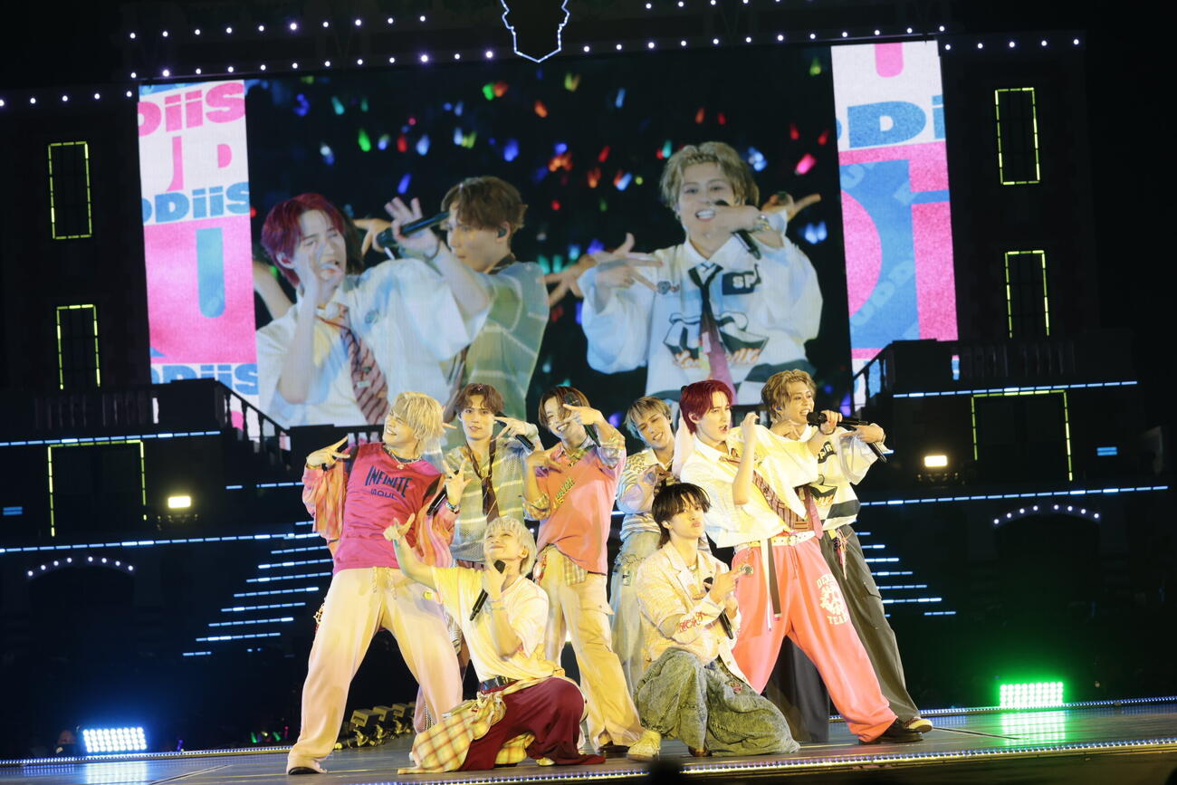 「EBiDAN THE LIVE 2026」でパフォーマンスするBUDDiiS。前列左からFUMIYA、FUMINORI、後列左からSHOW、TAKUYA、SHOOT、KEVIN、YUMA、SEIYA