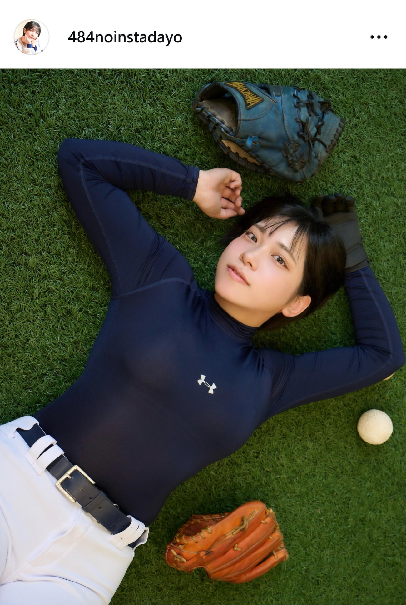 アンダーシャツ姿で仰向けになった暫（暫のインスタグラムから）