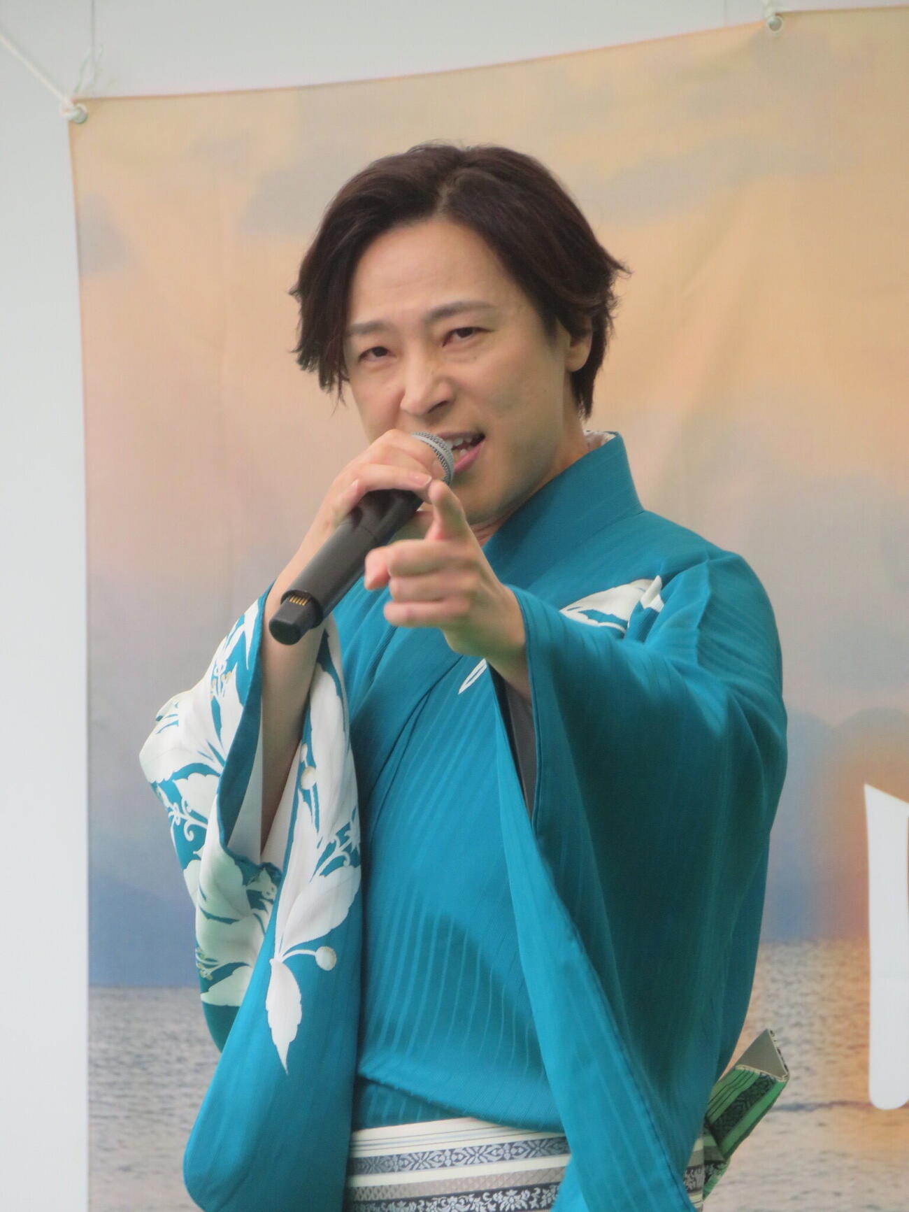 富岡八幡例大祭で楽曲奉納を行った山内惠介（撮影・川田和博）