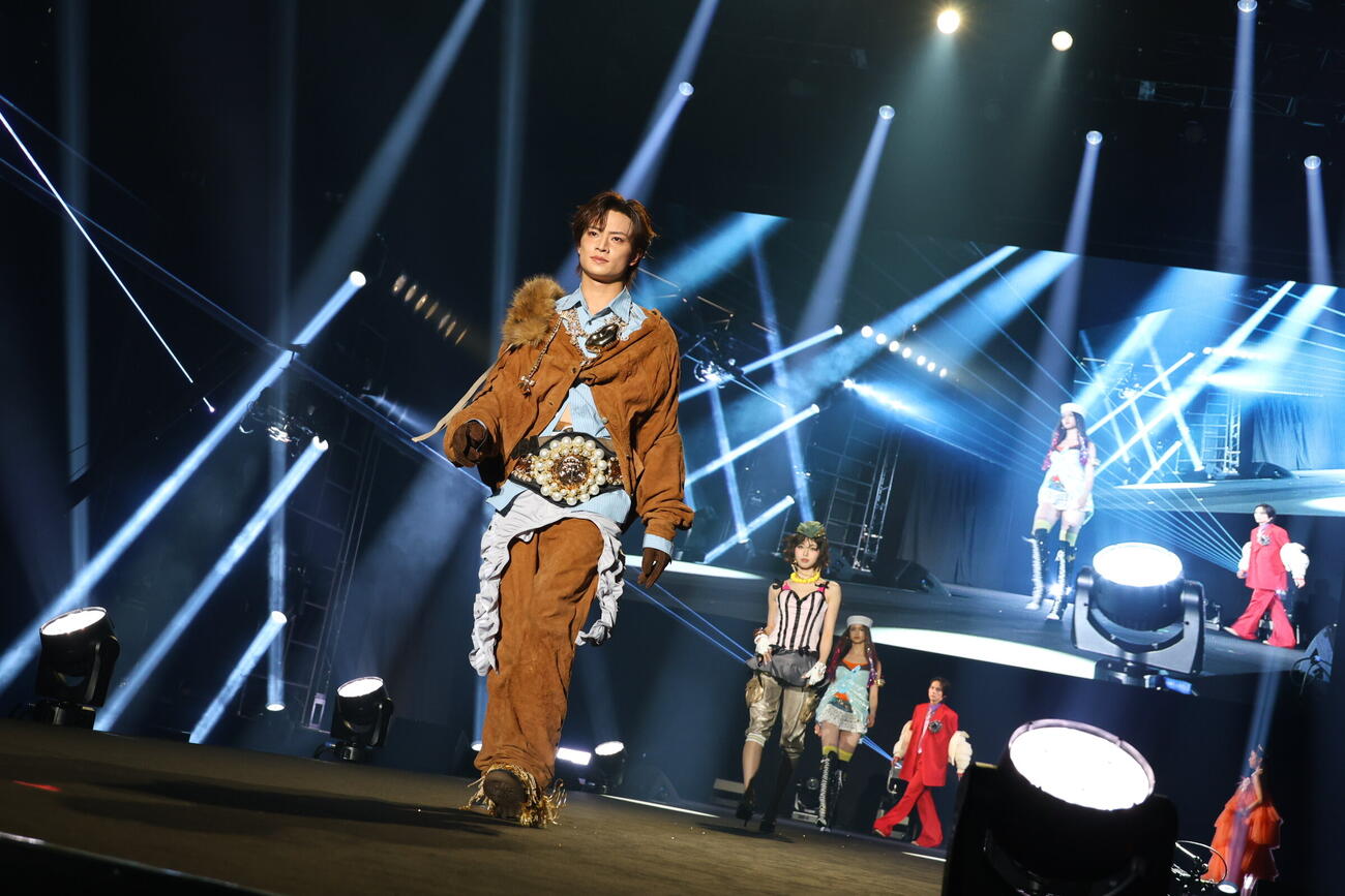 「（C）SBI証券presents TGC松山2026」でランウェイを歩くACEes浮所飛貴
