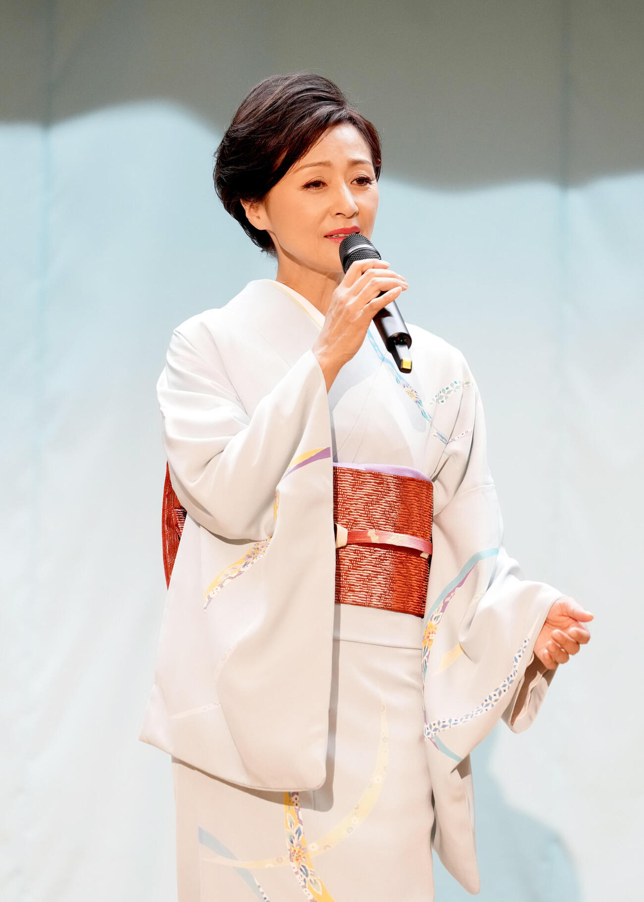 秋田・羽後町内で新曲「羽後の恋唄」発売記念スペシャルステージを行った長山洋子