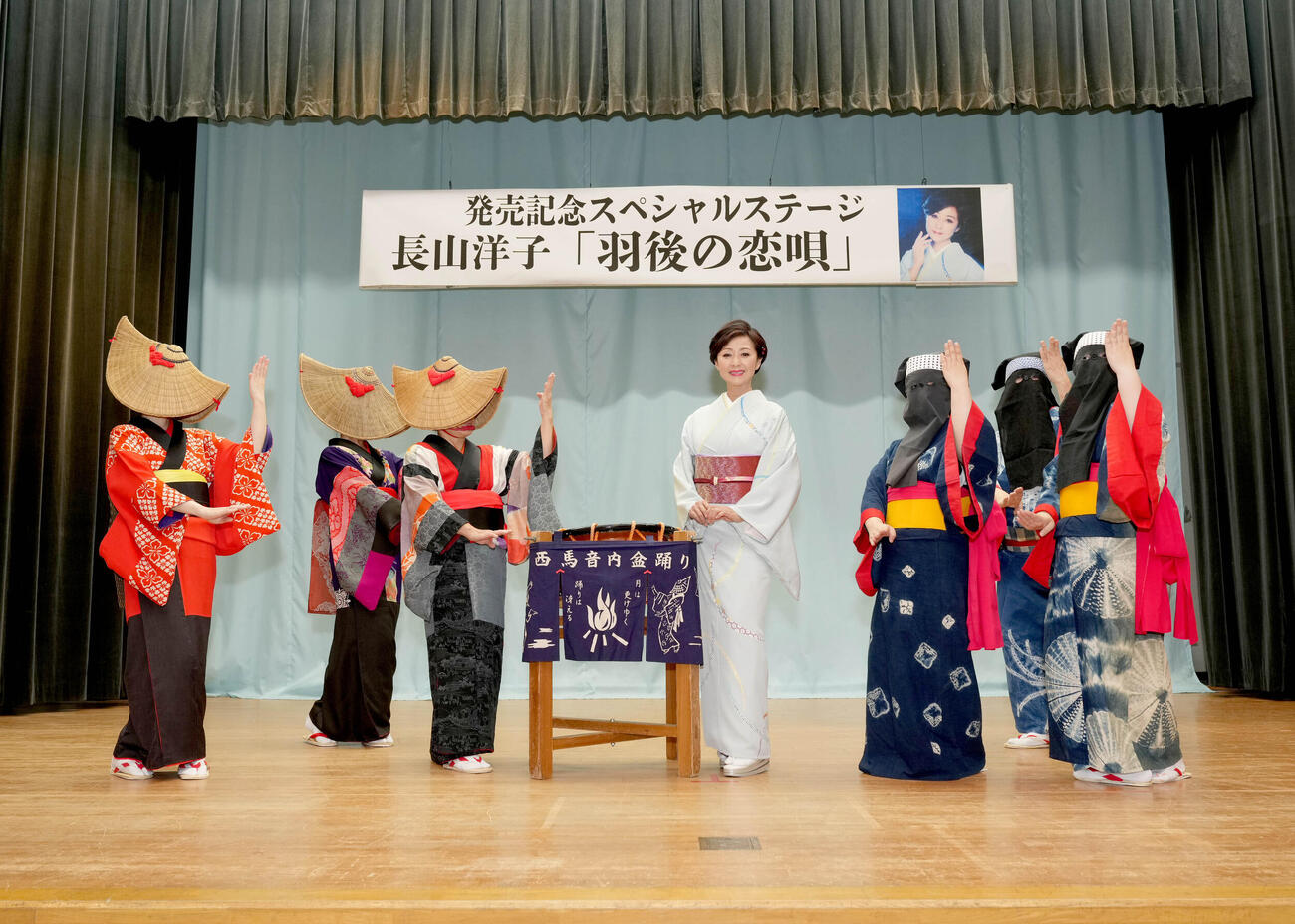 秋田・羽後町内で新曲「羽後の恋唄」発売記念スペシャルステージを行った長山洋子