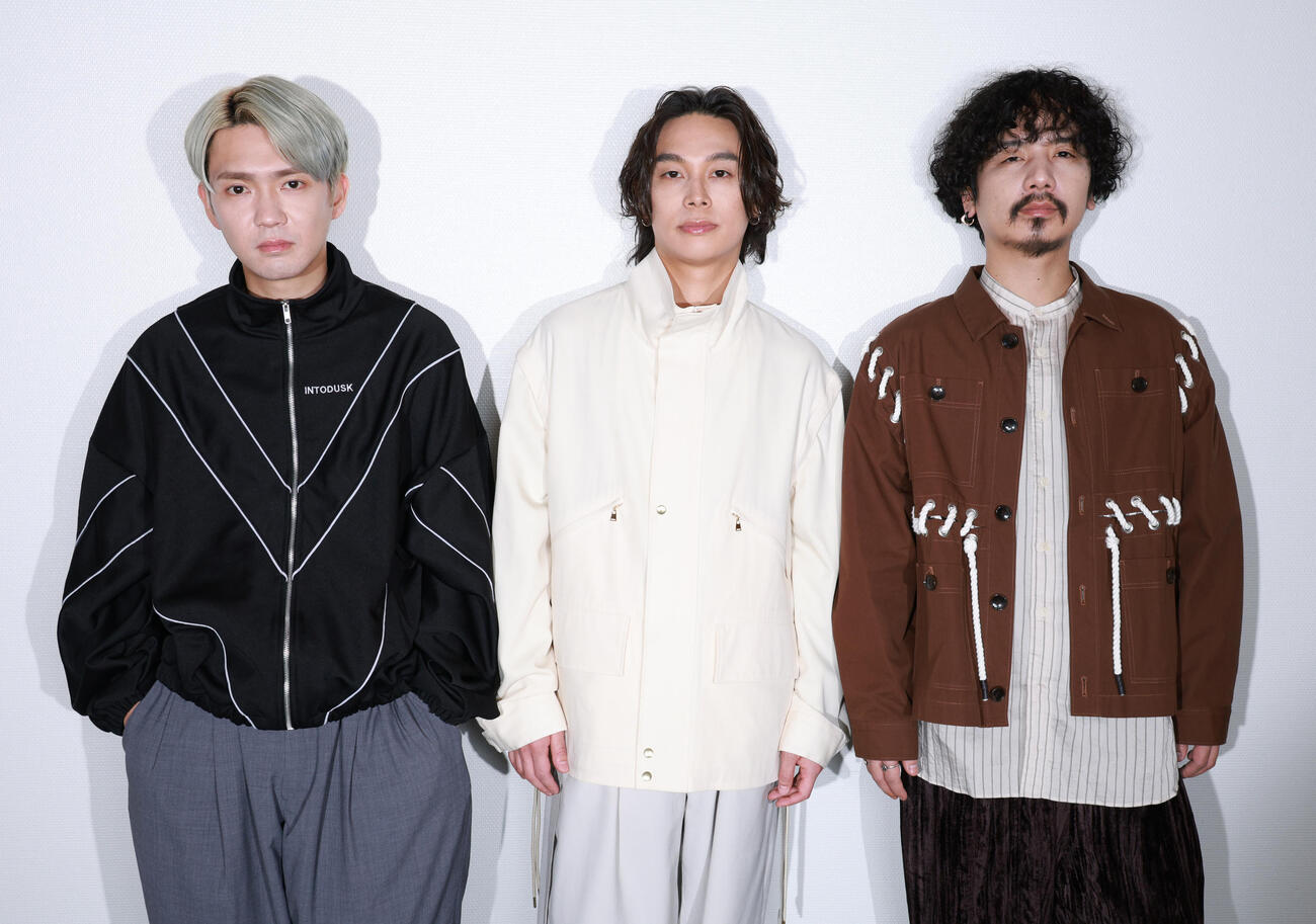 Omoinotake。左から冨田洋之進、藤井怜央、福島智朗（2025年2月撮影）