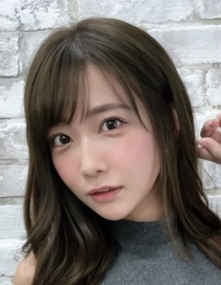 天羽希純、誕生日フォトもバスト限界ギリギリ露出　バラ花束で隠すもこぼれ落ちそう「きれいすぎ」