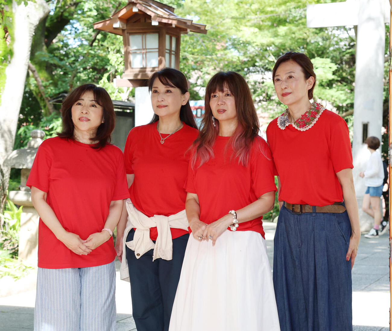 愛宕神社に参拝する左から松本明子、小林千絵、桑田靖子、森尾由美（撮影・増田悦実）