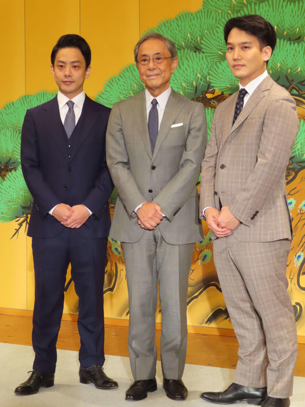 父3代目中村又五郎（中央）、兄4代目中村歌昇（右）と並ぶ中村種之助（2023年8月撮影）