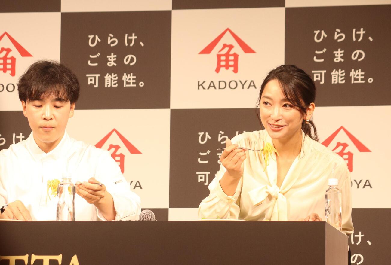 かどや製油ブランドリニューアル＆新商品発表会で新商品を使った料理を試食する杏