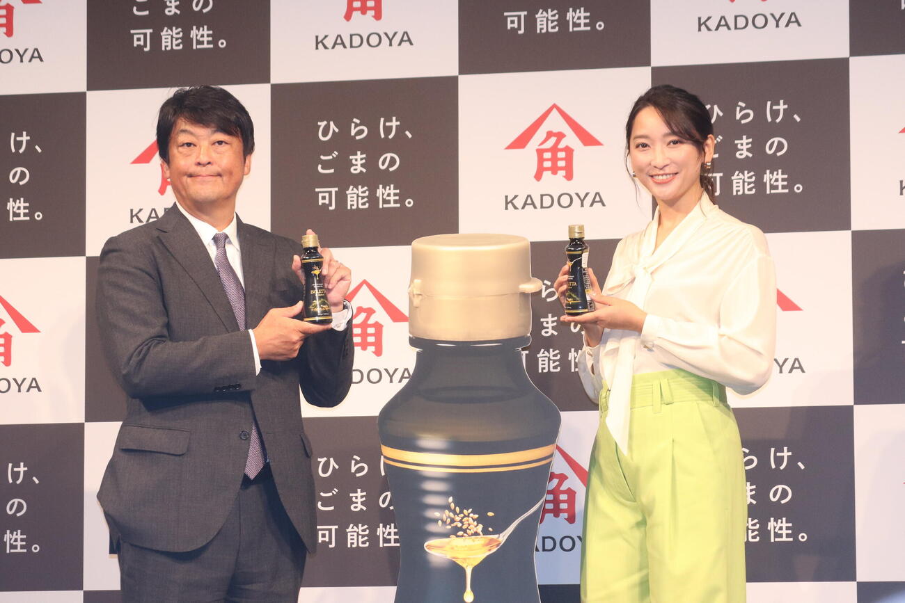 かどや製油ブランドリニューアル＆新商品発表会に出席した同社の北川社長と杏