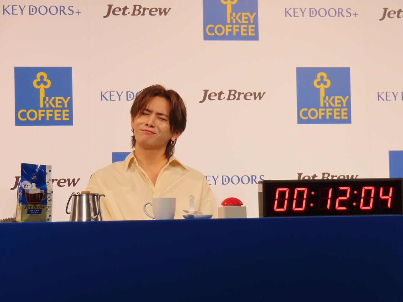10秒でコーヒーを抽出するチャレンジで、12秒と悔しそうな表情を浮かべる山田涼介（撮影・鎌田良美）