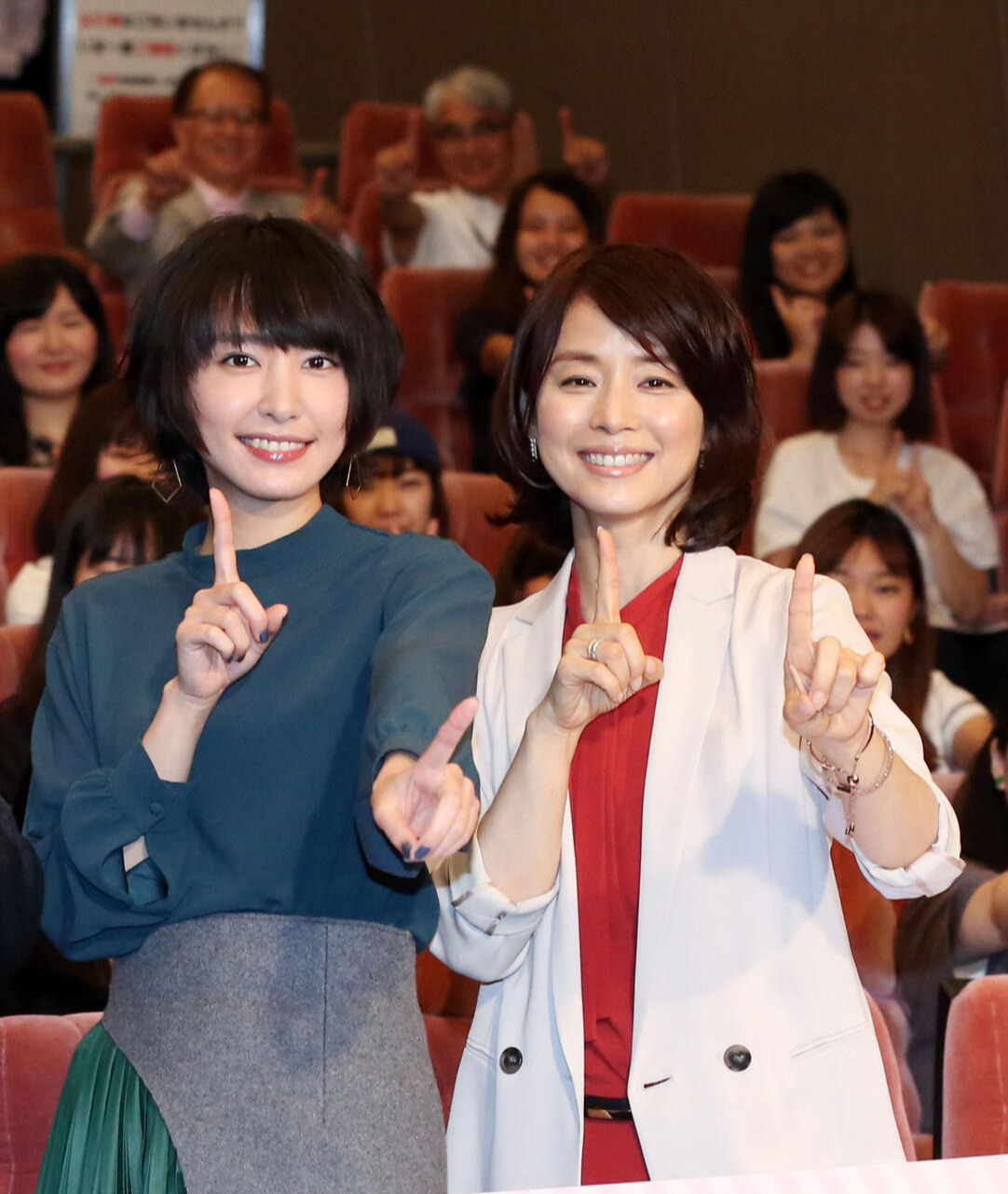 新垣結衣と石田ゆり子（2016年10月撮影）