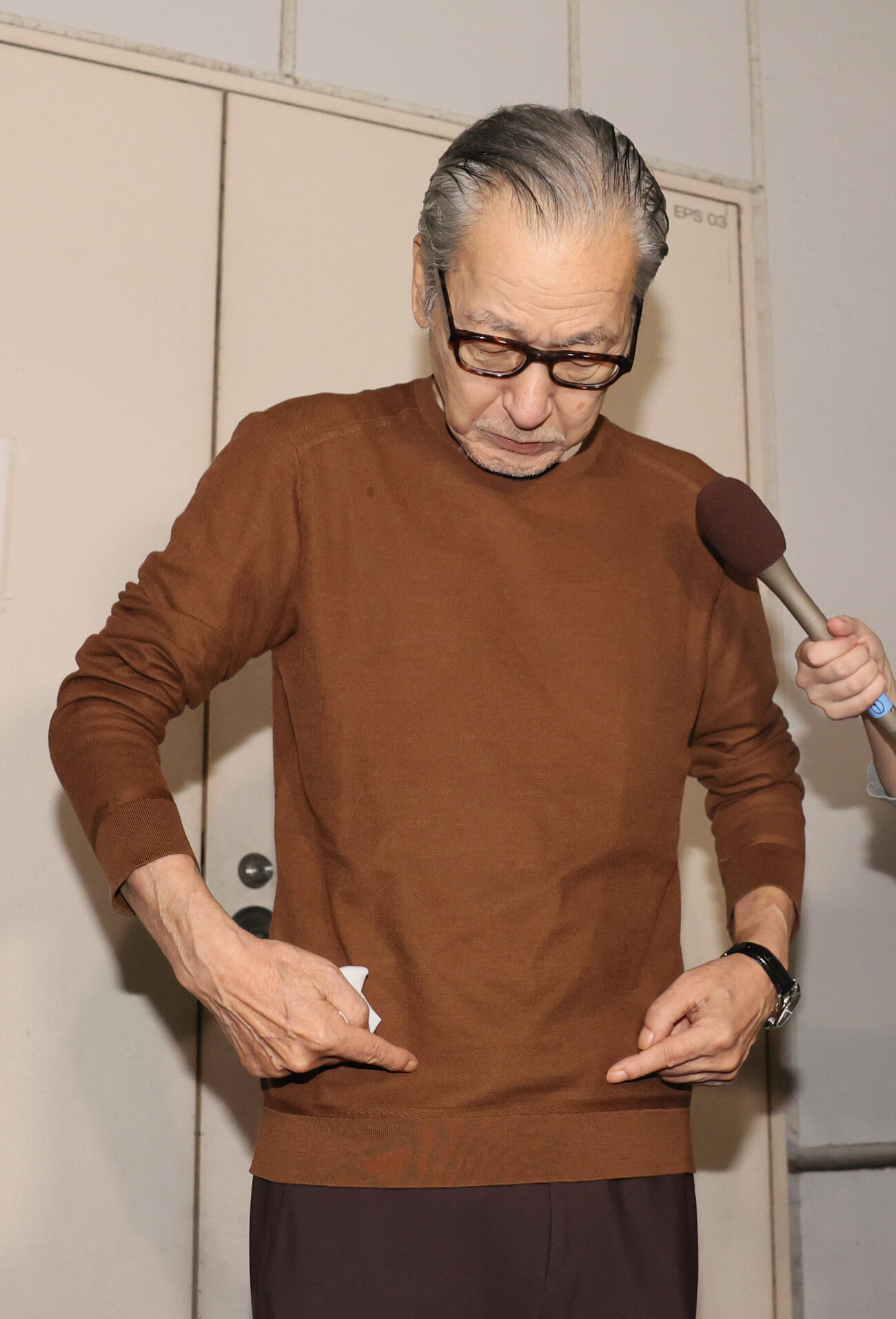 公表していた前立腺がんの病状について手術箇所を指さしながら語る大竹まこと（撮影・水谷安孝）