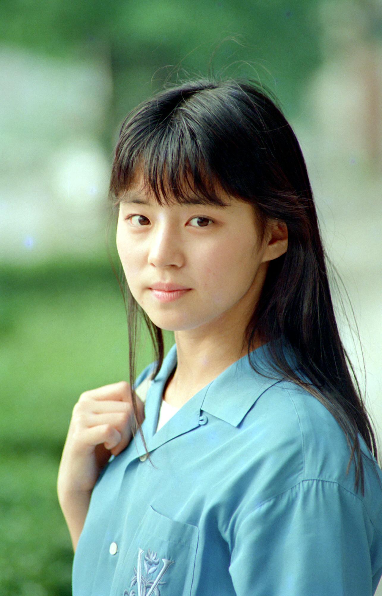 インタビュー　ポーズを決めて写真に納まる石田ゆり子（1988年6月撮影）