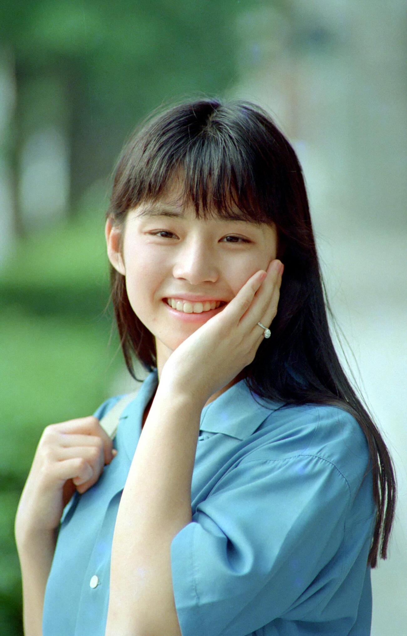 インタビュー　ポーズを決めて写真に納まる石田ゆり子（1988年6月撮影）