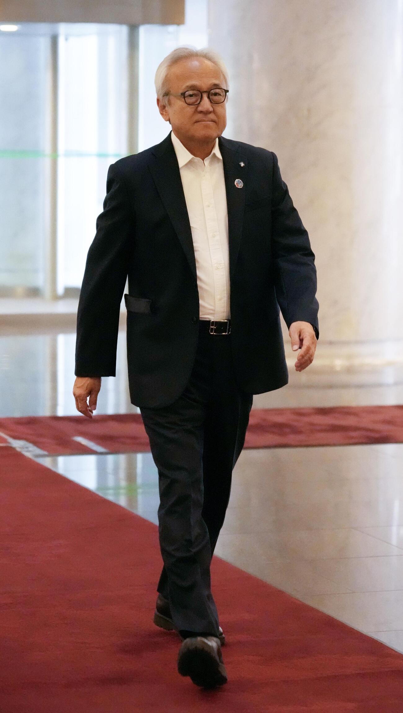 福岡県議会に入る蔵内勇夫議長（共同）
