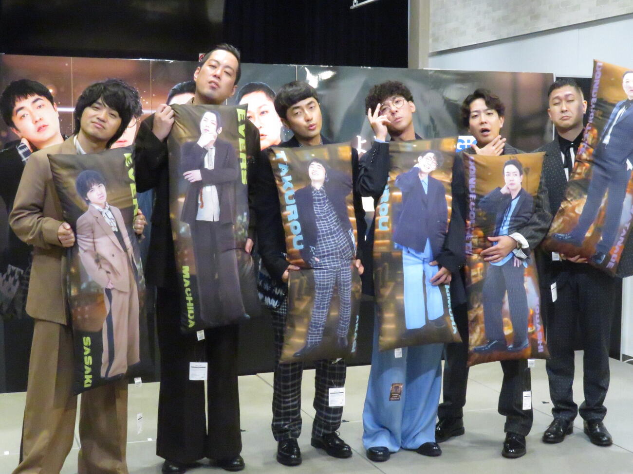 「よしもと　THE　ファイナリスト×GIGO」コラボキャンペーンのメディア発表会に出席し、オリジナル景品のロングクッションを手にそれぞれがイメージする「エレガント」な表情を見せる、左から「エバース」佐々木隆史、町田和樹、「たくろう」赤木裕、きむらバンド、「ドンデコルテ」小橋共作、渡辺銀次
