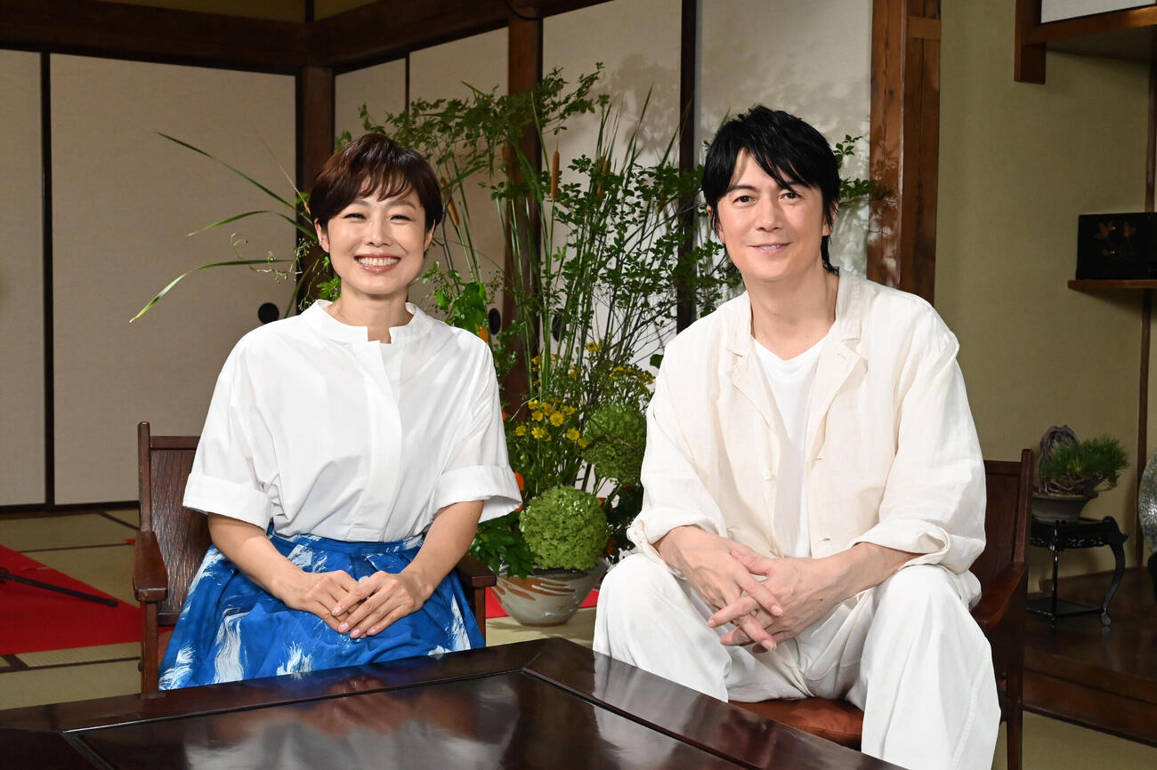 MCの有働由美子（左）と「レジェンド＆スター」のゲスト福山雅治
