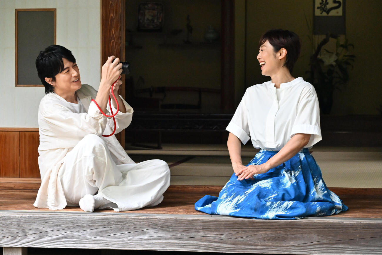 対談の合間に、自前のカメラで有働由美子（右）を撮影する福山雅治