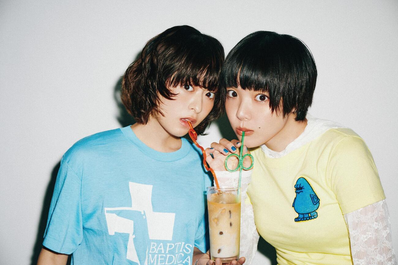 「カフェ・オ・レ」を楽曲したあいみょん（右）と4年ぶりに音楽活動を再開する森七菜（SASU TEI氏撮影）