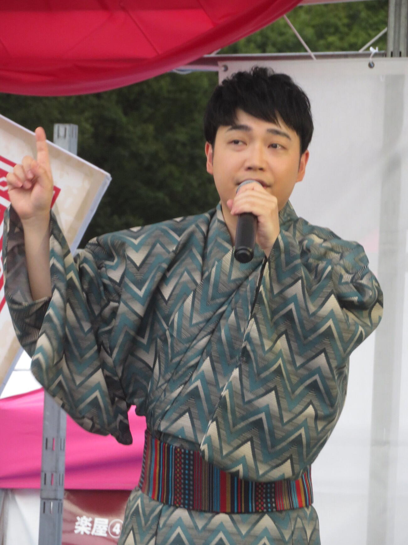 新曲「そろそろお酒の時間です。」を初披露した三丘翔太（撮影・川田和博）