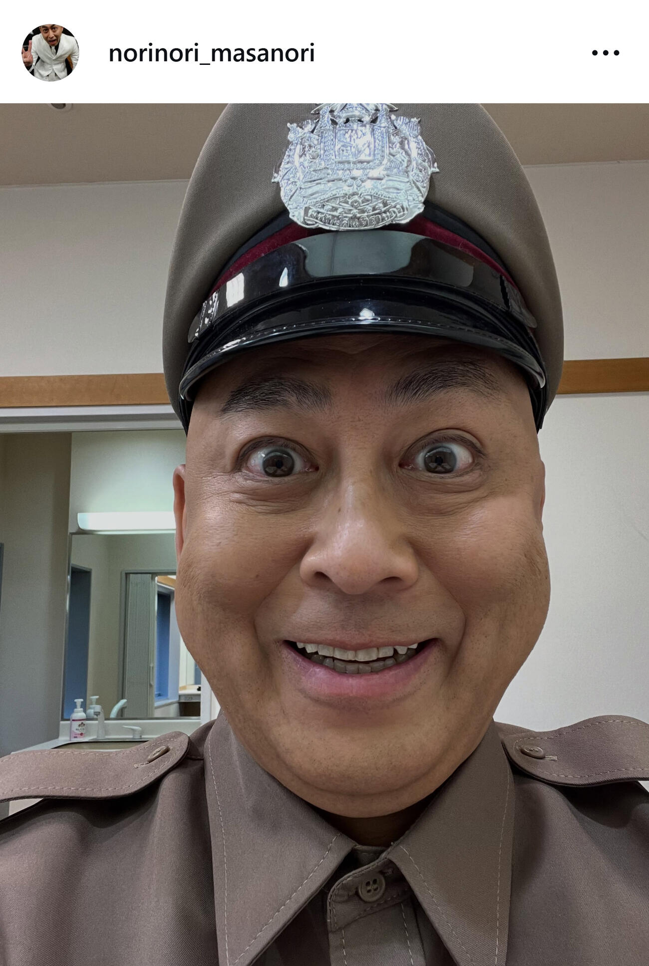タイの警察官姿（錦鯉長谷川雅紀のインスタグラムから）