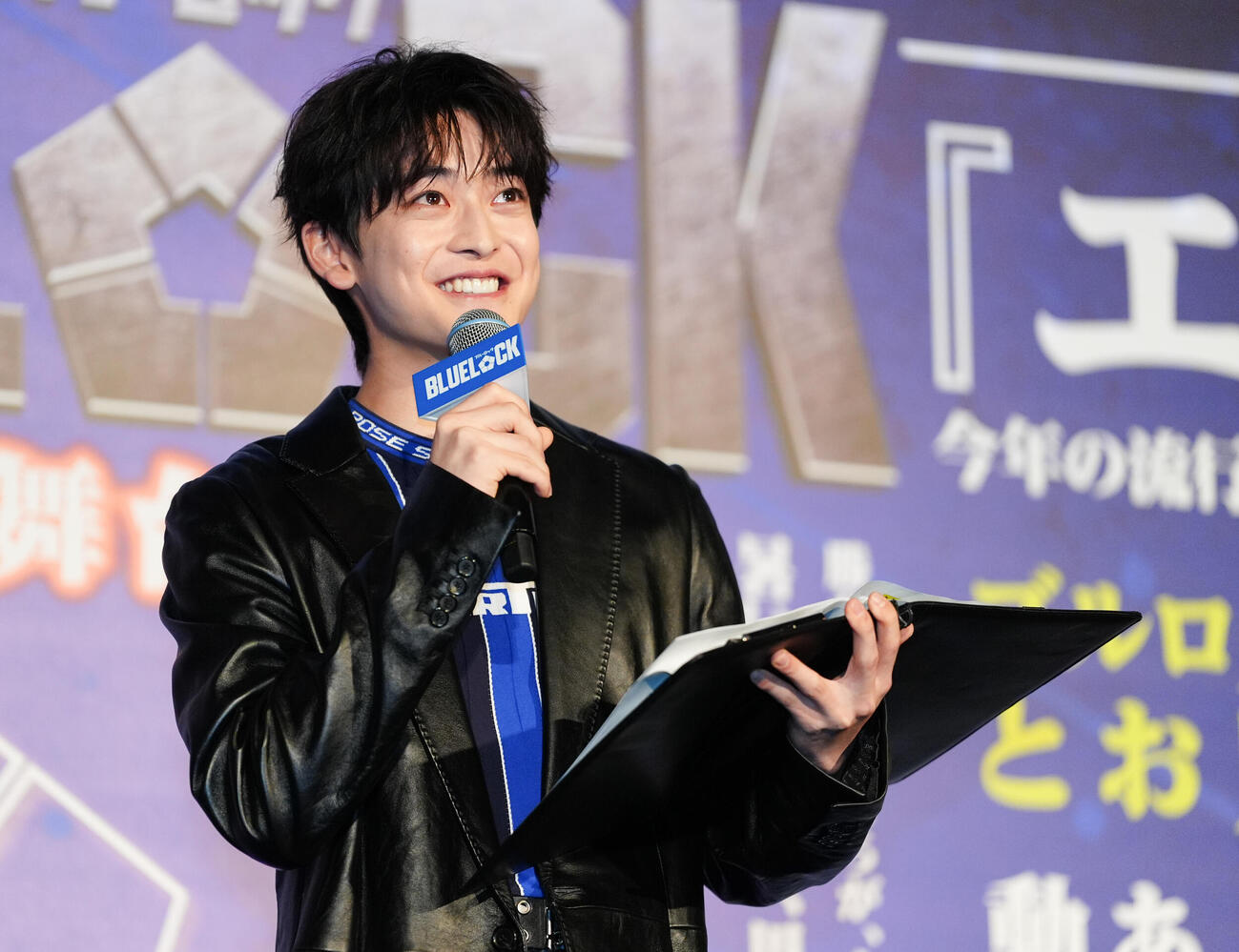 映画「ブルーロック」大ヒット御礼舞台あいさつでMCを務めた高橋文哉（撮影・鈴木みどり）