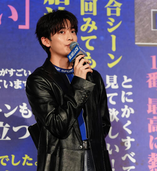 高橋文哉、主演映画「ブルーロック」舞台挨拶でサプライズMC　自分に「高橋さん」と振りトーク