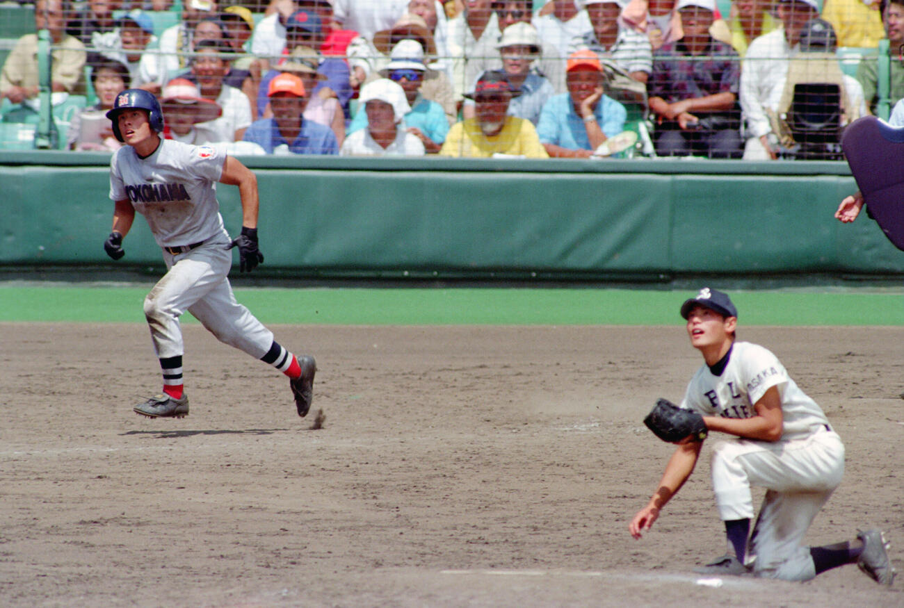 1998年8月20日、第80回全国高校野球選手権準々決勝　横浜対PL学園　17回表横浜2死一塁、常盤良太（左）に2点本塁打を許し、打球を見つめるPL学園・上重聡