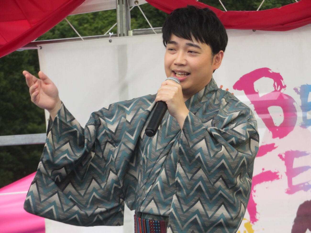 新曲「そろそろお酒の時間です。」を初披露した三丘翔太（撮影・川田和博）