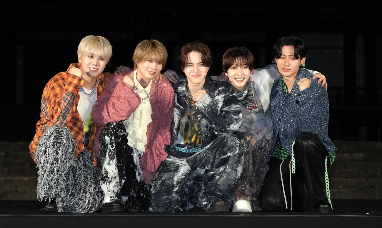 フォトセッションに臨むKEY TO LIT。左から佐々木大光、井上瑞稀、岩﨑大昇、中村嶺亜、猪狩蒼弥（撮影・小島史椰）