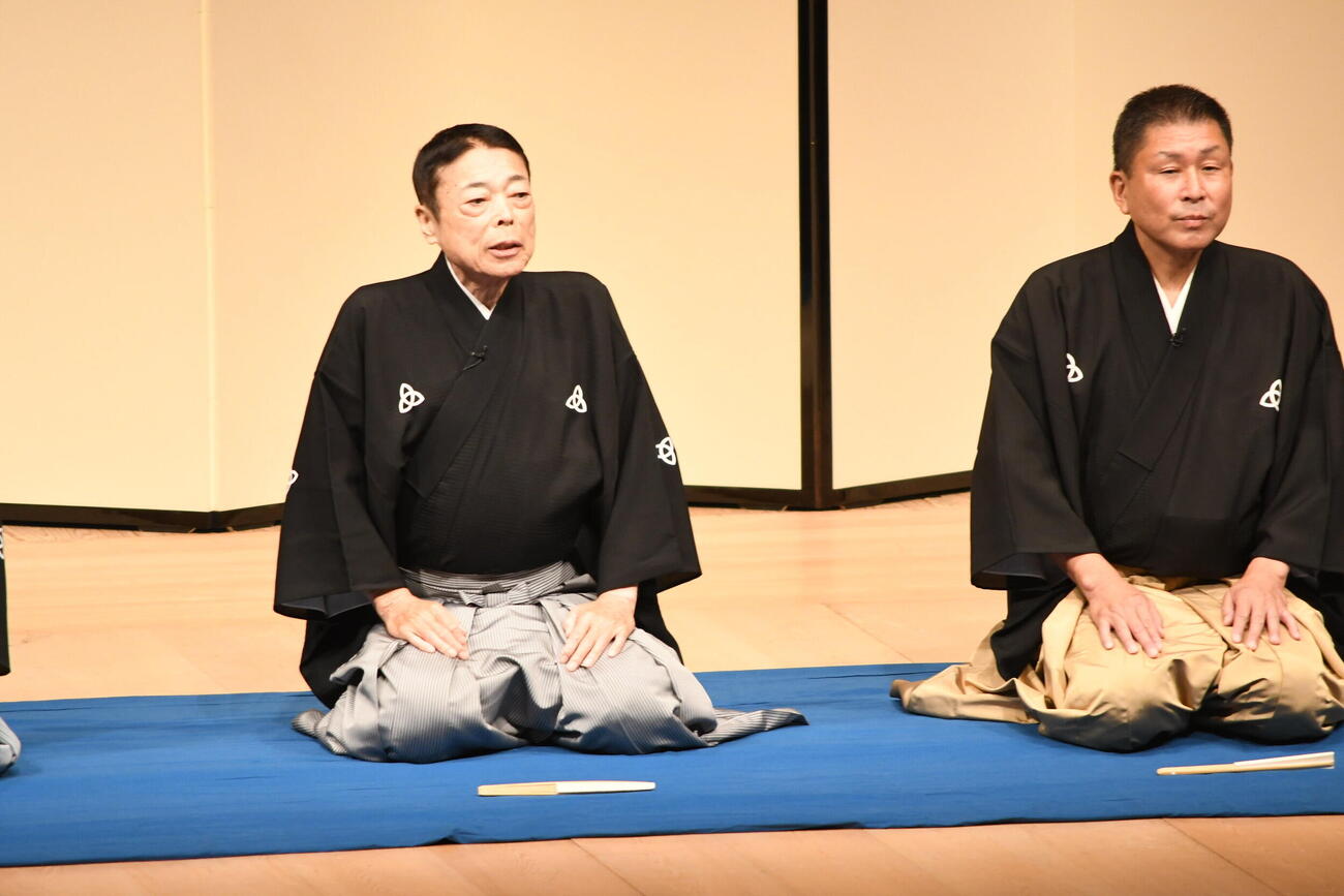桂ざこばさん三回忌追善公演であいさつする弟子の桂塩鯛（撮影・阪口孝志）