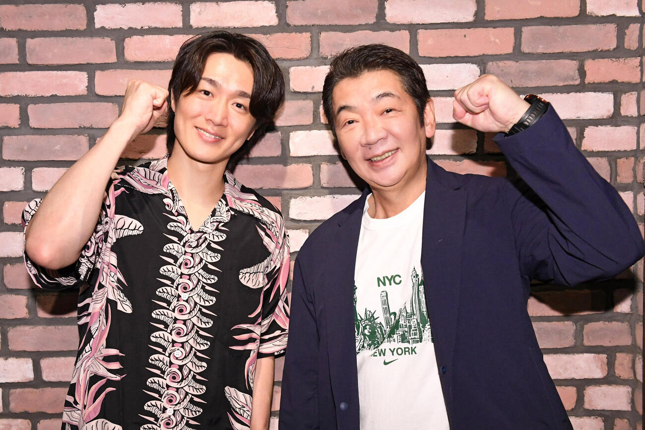 フリーアナウンサー宮根誠司（右）と演歌歌手真田ナオキ。異色のタッグが実現