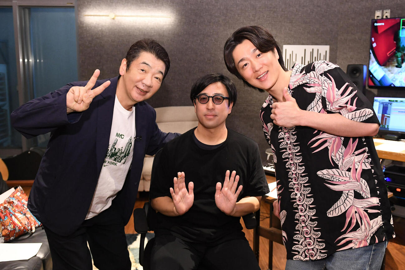 左から新曲「ハッピーアイスクリーム」作詞担当の宮根誠司、作曲担当のヤマモトショウ氏、真田ナオキ