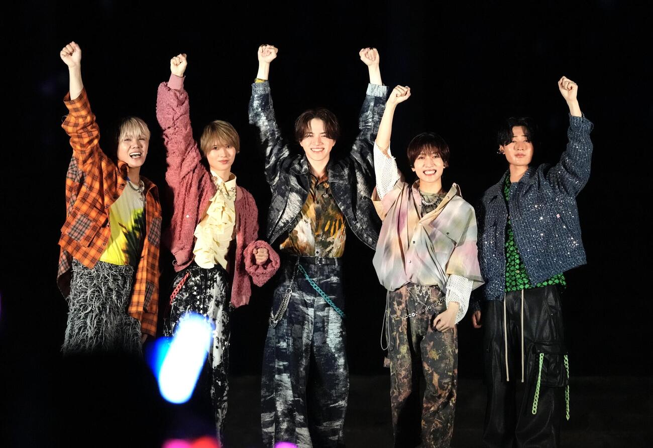 ファンにガッツポーズをするKEY TO LIT。左から佐々木大光、井上瑞稀、岩﨑大昇、中村嶺亜、猪狩蒼弥（撮影・小島史椰）