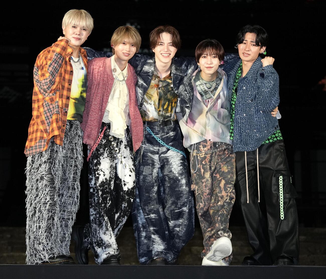 フォトセッションに臨むKEY TO LIT。左から佐々木大光、井上瑞稀、岩﨑大昇、中村嶺亜、猪狩蒼弥（撮影・小島史椰）
