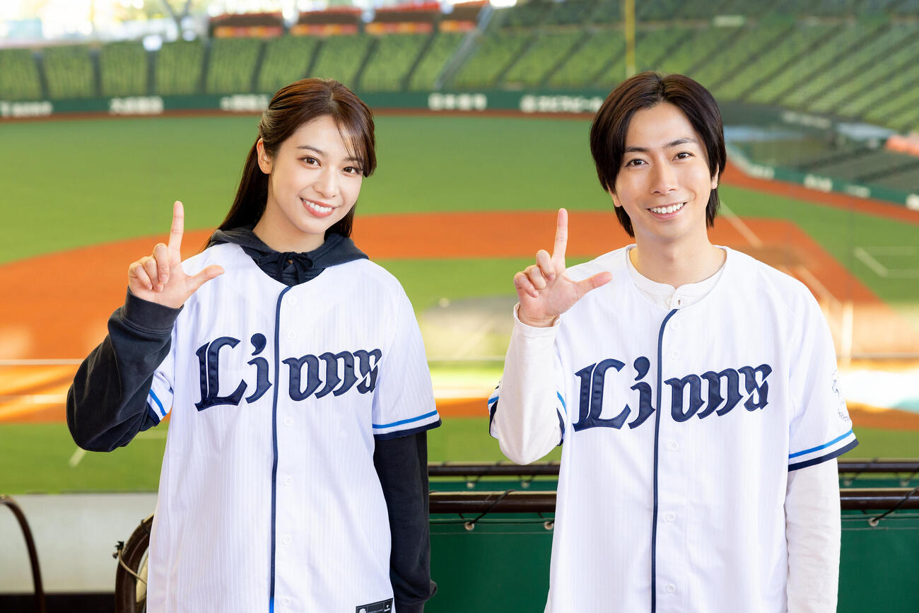 テレ玉の西武応援番組「LIONS CHANNEL」でMCを務める河合郁人と山口清香（C）テレ玉