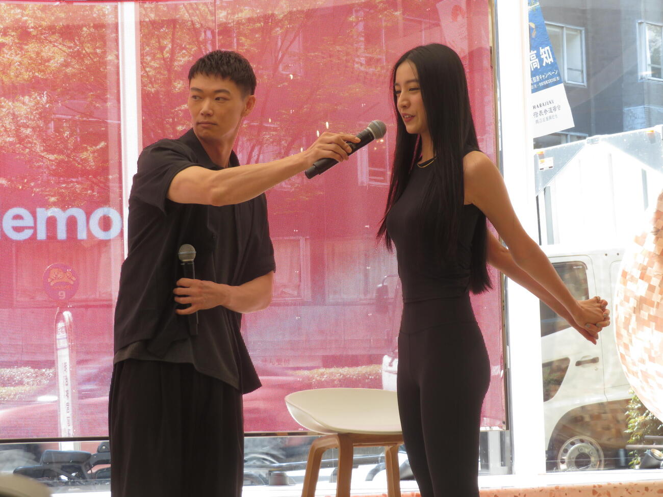「lululemon」の原宿旗艦店オープニングイベントでストレッチを実演するKoki,とマイクアシスタントをする笠松将