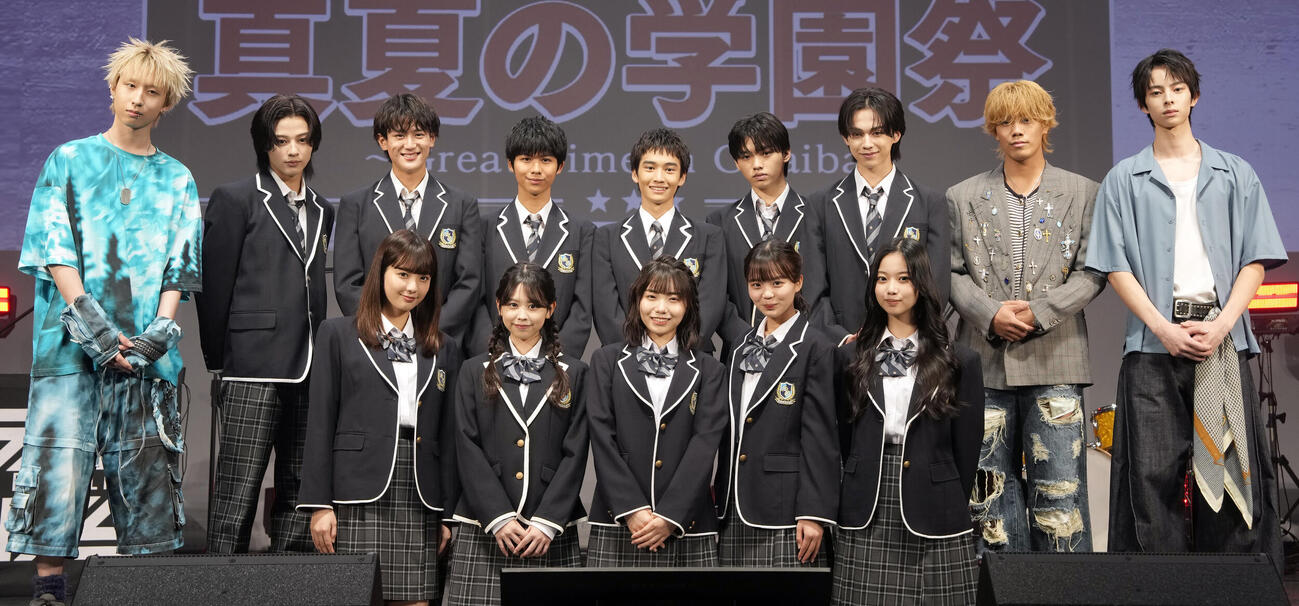 フォトセッションに臨む、前列左から堀口真帆、梶原叶渚、稲垣来泉、大島美優、北里琉、後列左からMON7A、森本陸斗、西浦心乃助、川口和空、及川桃利、柴崎楓雅、難波碧空、岩城星那、松瀬太虹（撮影・小島史椰）