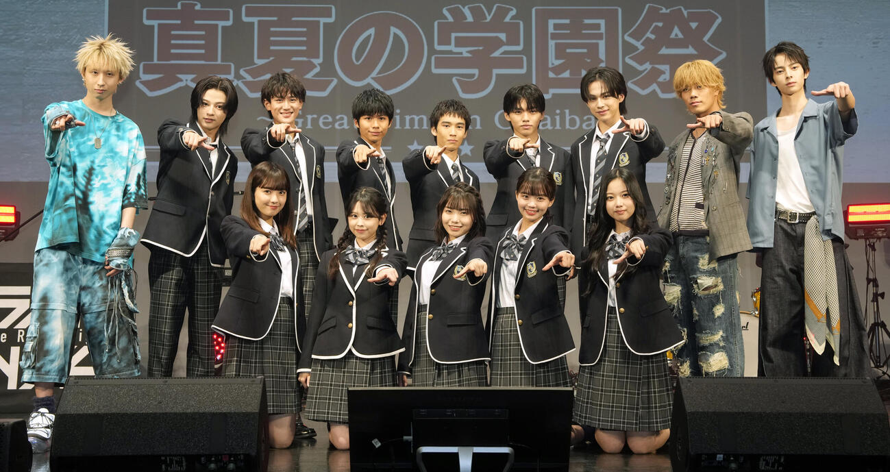 フォトセッションに臨む、前列左から堀口真帆、梶原叶渚、稲垣来泉、大島美優、北里琉、後列左からMON7A、森本陸斗、西浦心乃助、川口和空、及川桃利、柴崎楓雅、難波碧空、岩城星那、松瀬太虹（撮影・小島史椰）