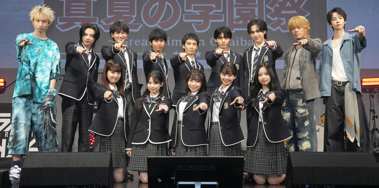 フォトセッションに臨む、前列左から堀口真帆、梶原叶渚、稲垣来泉、大島美優、北里琉、後列左からMON7A、森本陸斗、西浦心乃助、川口和空、及川桃利、柴崎楓雅、難波碧空、岩城星那、松瀬太虹（撮影・小島史椰）