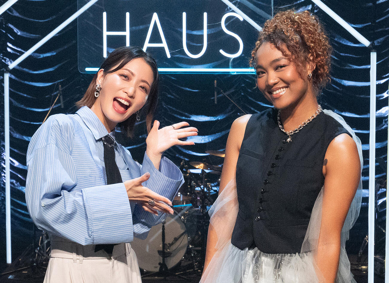 WOWOW「礼真琴CROSS HAUS(クロスハウス)」初回収録で。左から、平原綾香、礼真琴