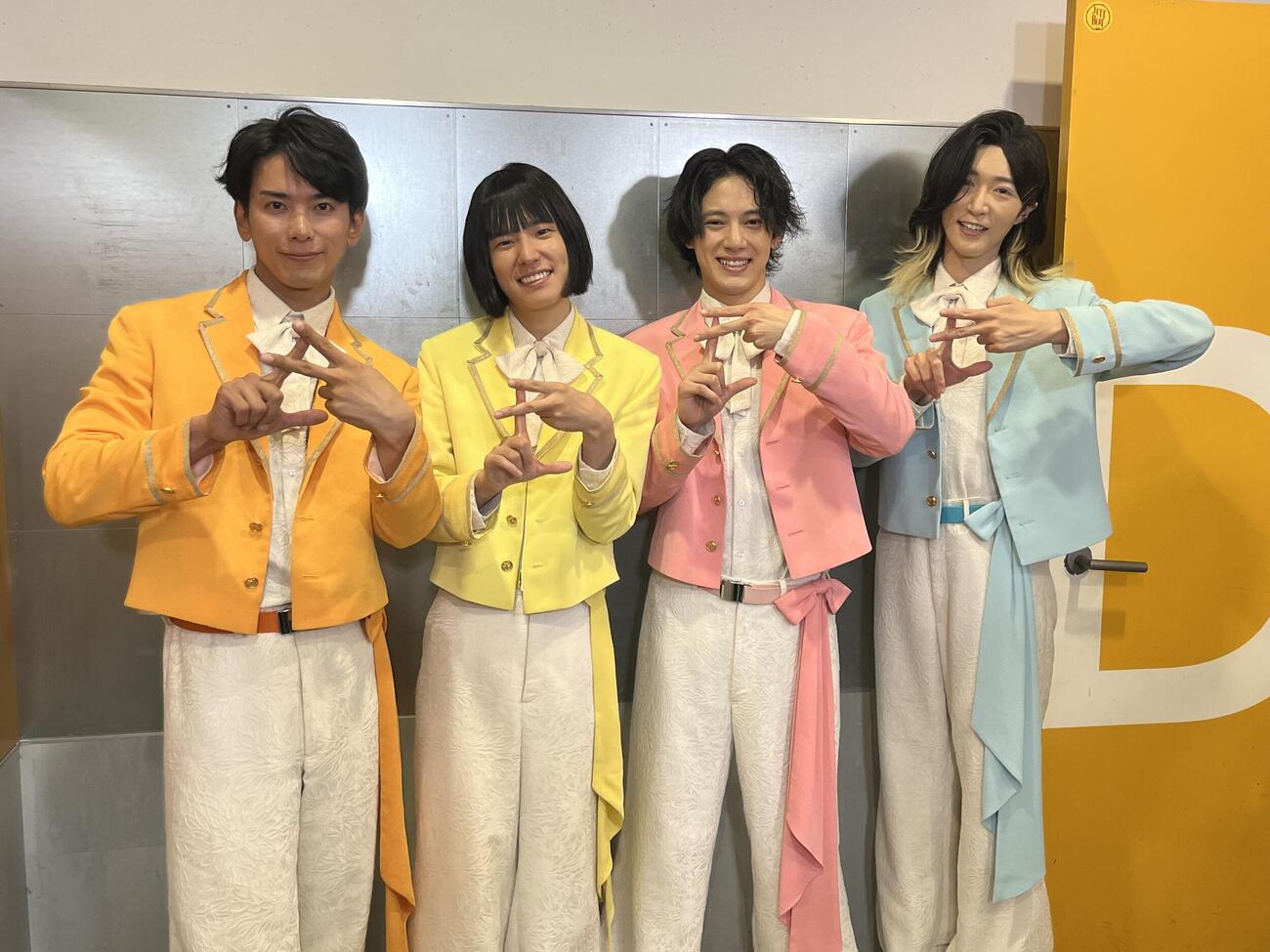 モナキ1stツアー「モナキやで☆しらんけど」を開催したモナキ、左から、じん、おヨネ、ケンケン、サカイJr．（撮影・阪口孝志）